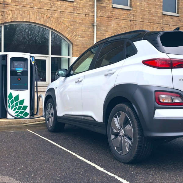 Hyundai Ioniq copnnected to bp pulse 50kW rapid charger 